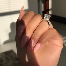 Load image into Gallery viewer, Prettiest Solitaire Ring