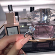 Load image into Gallery viewer, Prettiest Amore Solitaire Ring